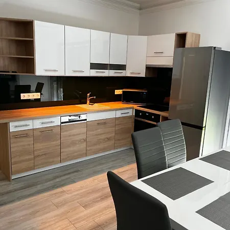 Fenyozug Vendeghaz Apartmán *