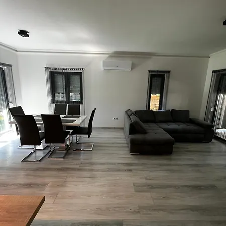 Fenyozug Vendeghaz Apartmán Pócsmegyer